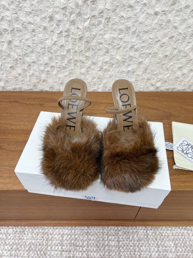 G611 Loewe 26Ss Early Spring New High-Heeled Fur Sandals Featuring the hottest c