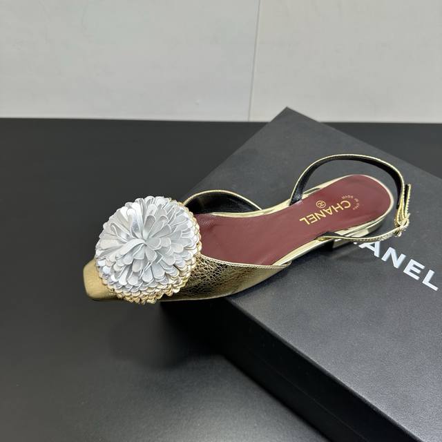 These Chanel floral flat closed-toe sandals are absolutely stunning! The metall