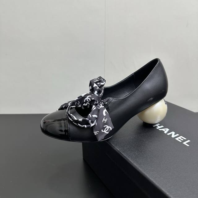 Chanel 2026 runway collection, featuring the iconic double-C logo and a giant pe