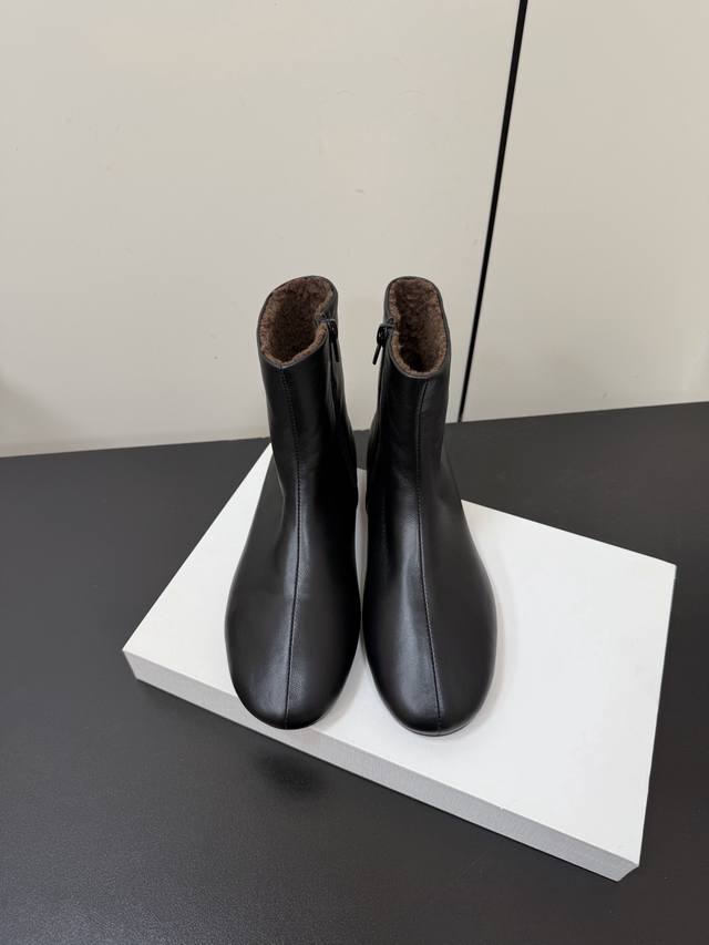 Therow New Martin Boots Classic, simple, stylish, and versatile~ Superb shoe sha