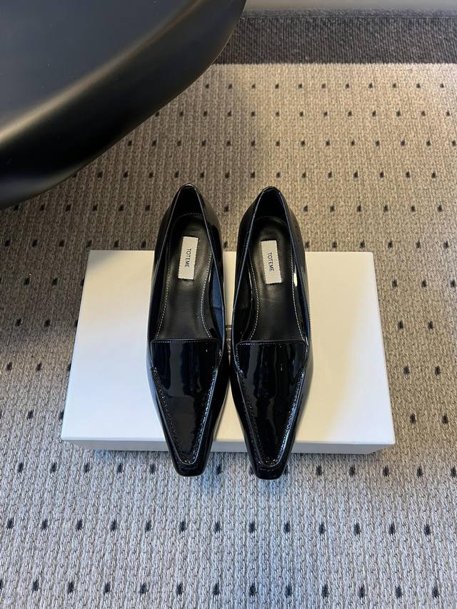 Toteme 26Ss Early Spring New Low-Heeled Pointed-Toe Casual Shoes Toteme was foun