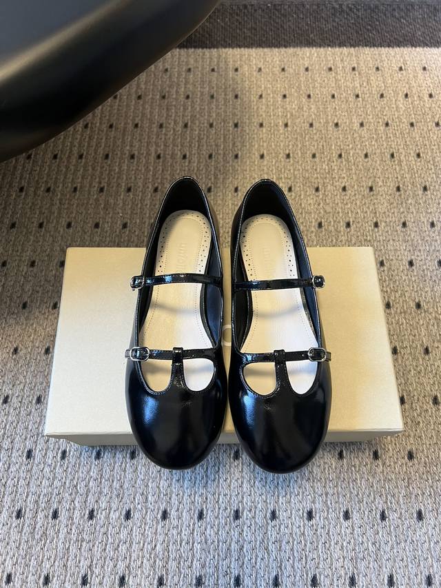 Unfolio 26Ss T-strap Mary Jane Flat Shoes Featuring the classic T-strap Mary Jan