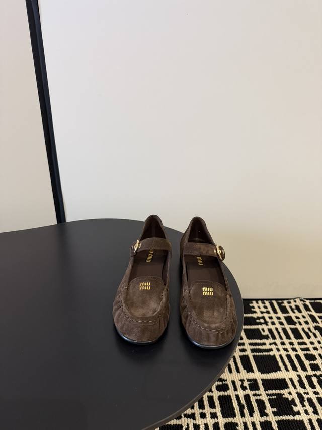 Miumiu's latest ballet flat loafers! Comfortable and breathable, definitely wort