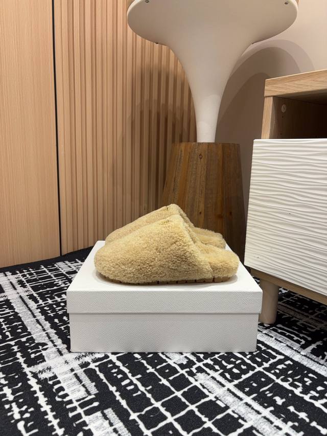24Ss Autumn/Winter New Prada Triangle Logo Wool Plush Slip-on Muffins These simp