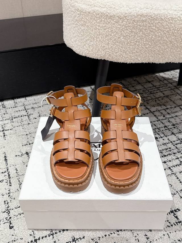 Low-top p High-top p Prada 25 Latest Spring/Summer Pig Cage Roman Sandals The e