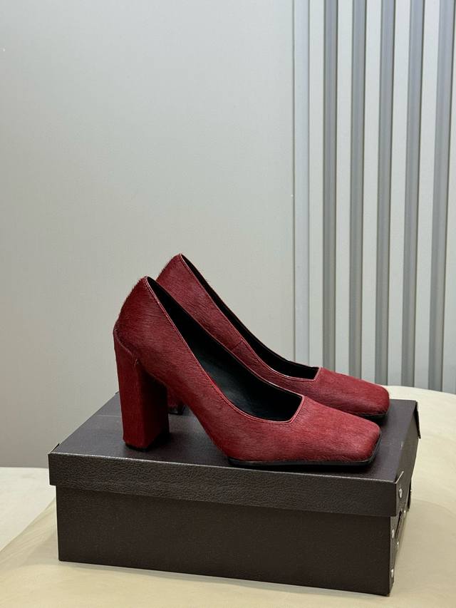 High-quality Alaia 26Ss early spring new square toe chunky heel shoes. Transpar