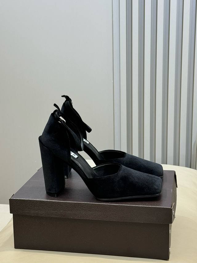 Alaia 26Ss Early Spring New Square Toe Chunky Heel Sandals (Retailer Item) Trans