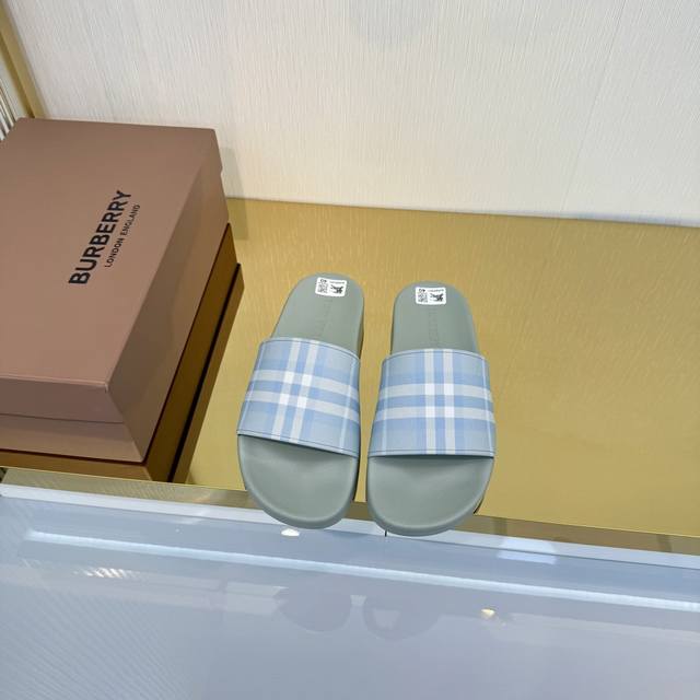 Factory Price (pp): New Boutique Slippers adorned with the brand's 3D logo and