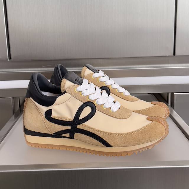 Top Version: Loewe Flow Runner Classic Series Couple Casual Sneakers, featuring