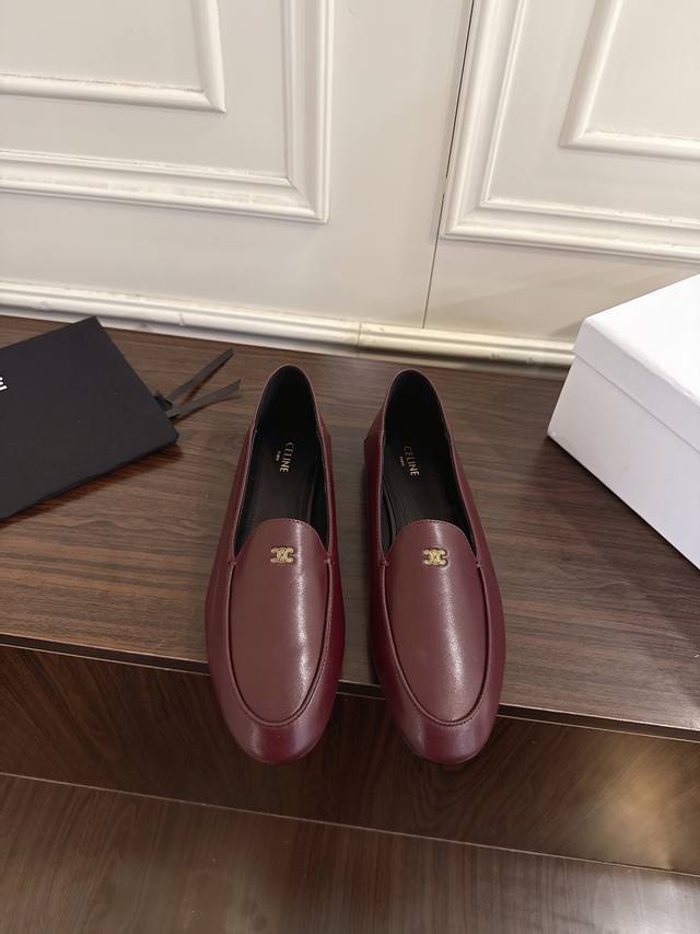 Celine 26Ss Fall/Winter New Round Toe Loafers Flat Shoes A classic flat loafer s