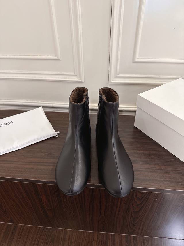 The Row 2026 New Flat Chelsea Boots It's rare to see a pair so meticulously craf