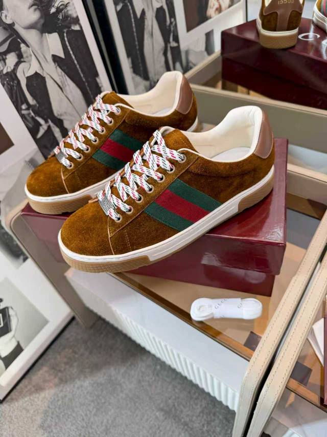 Simple yet sophisticated, a new fashion paradigm. These Gucci shoes, predominant