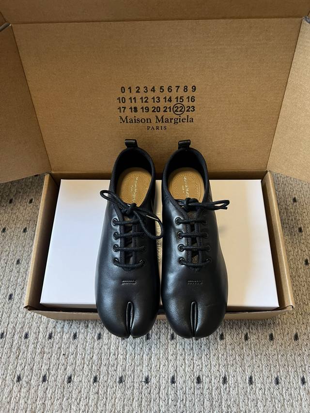 Maison Margiel* Low-top Flat Lace-up Casual Shoes with Split Toe The Tabi toe de