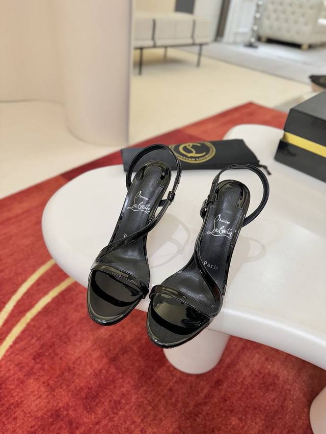 S Smooth Sandals Spring/Summer New Arrival: Creative and bold shoe designs showc