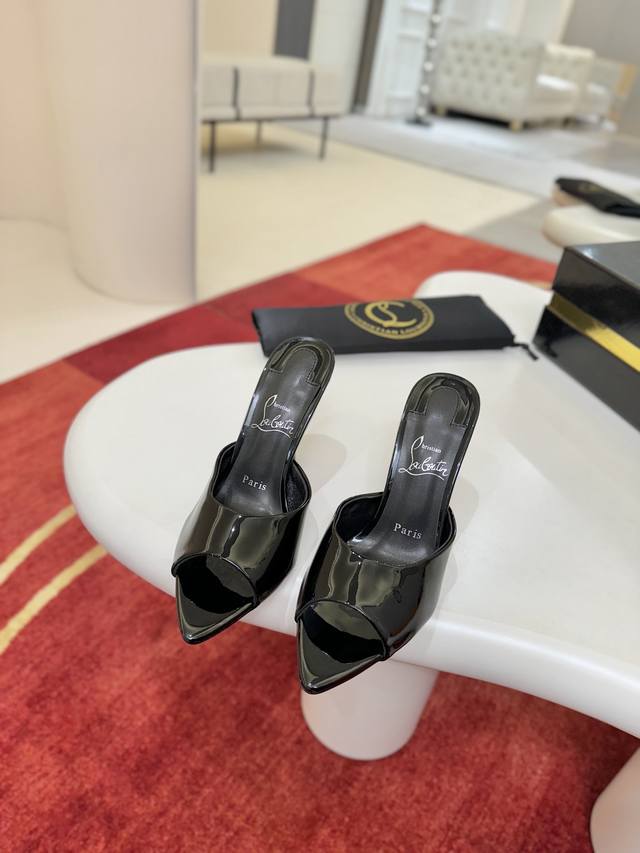 Pointed Toe Mules W. This pair features a 100mm stiletto heel with a tapered sil