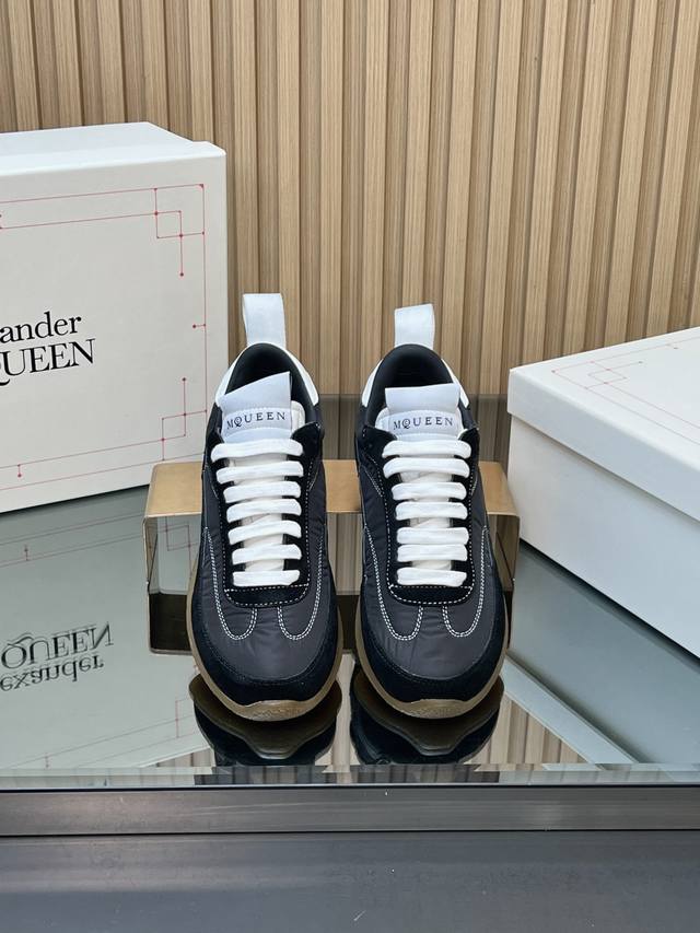 Top-tier version Alexander McQueen training shoes. Featuring a sleek, rounded t Top-tier version Alexander McQueen training shoes. Featuring a sleek, rounded t