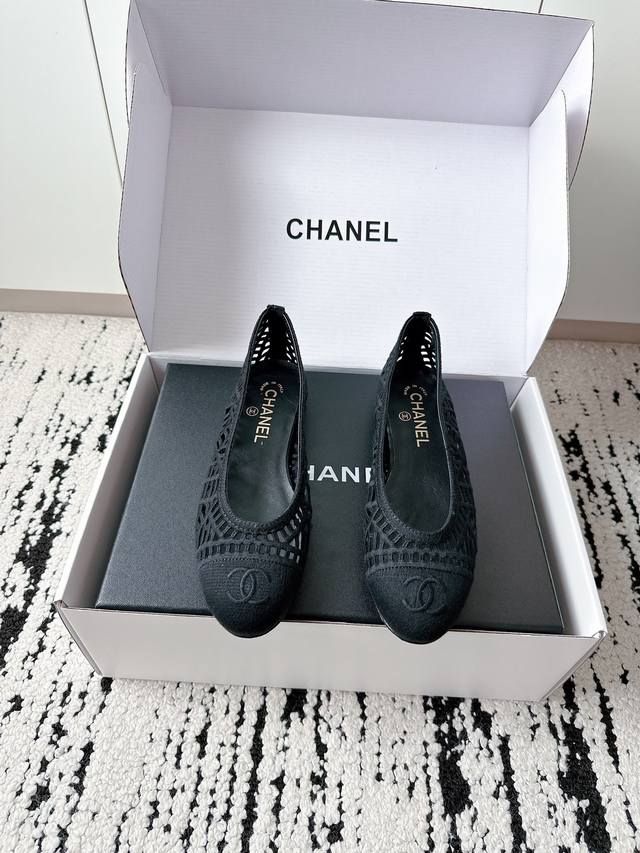 Top-quality hollowed-out flat Mary Jane shoes. Original replica, runway style, a