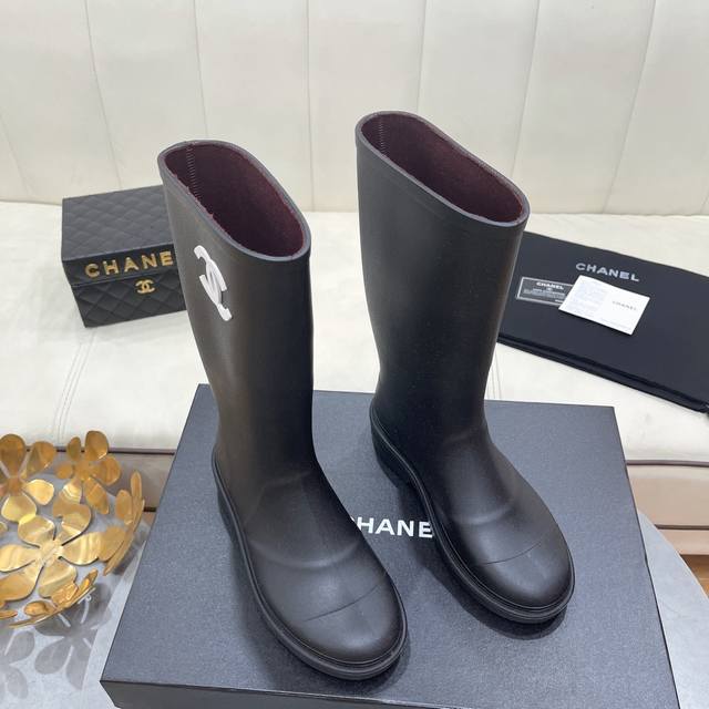 Chanel 25 Vantage Vintage Rain Boots - A must-have for vintage enthusiasts! Thes
