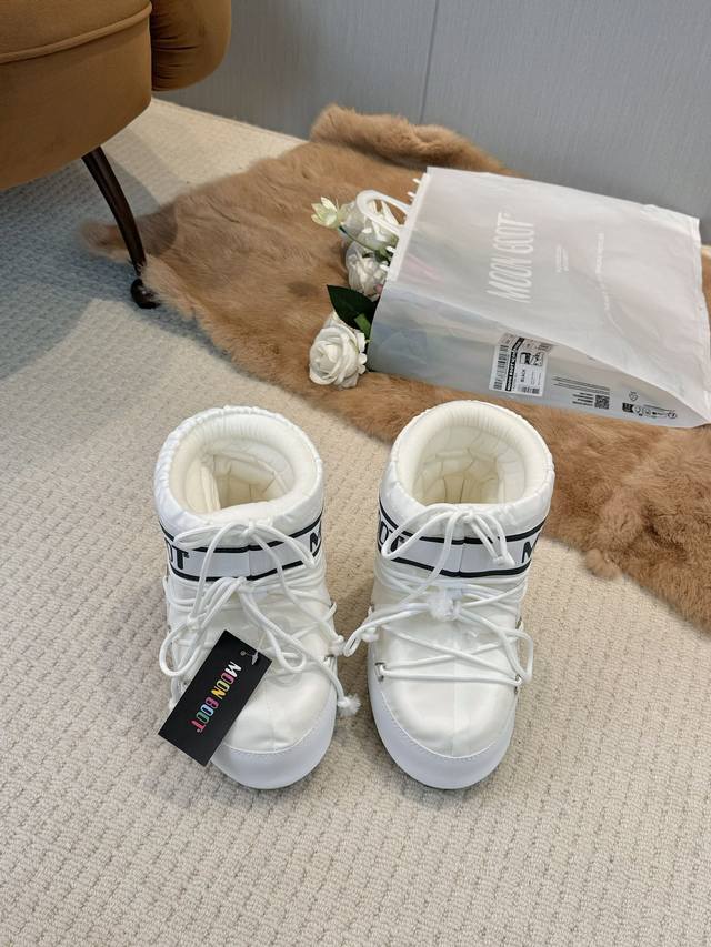 Moon Boots, the darling of the ski season! These snow boots were already incredi