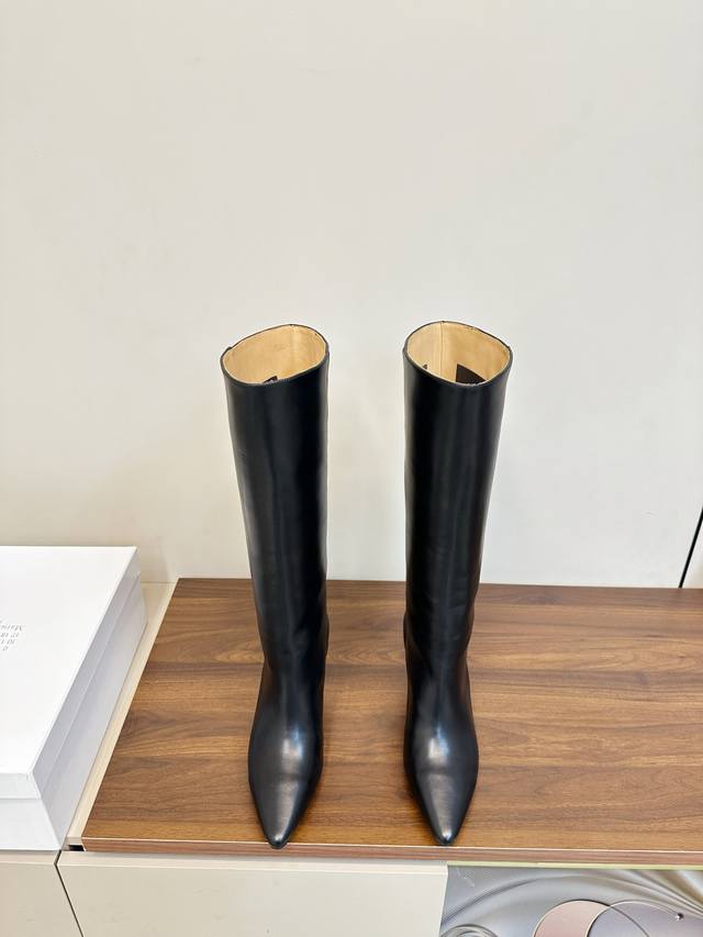 Mm6 Margiela Pointed Toe Sexy High-Heeled Riding Boots These black pointed toe g