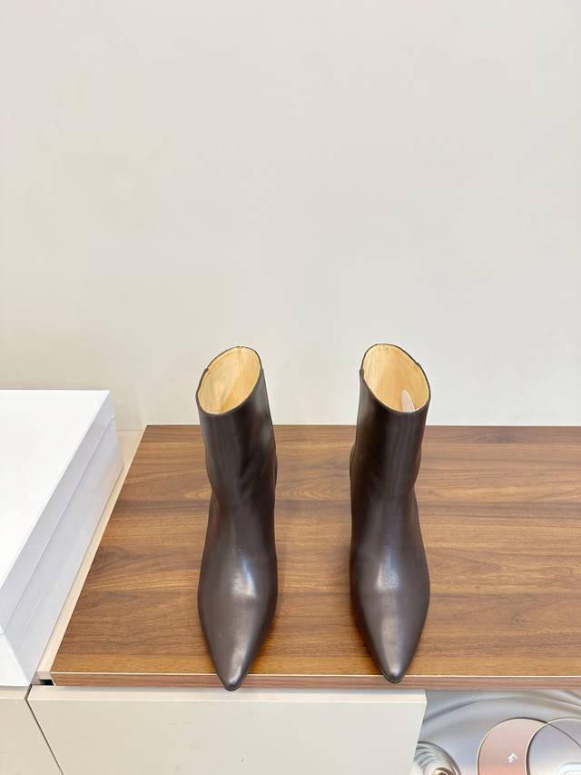 Mm6 Margiela Pointed Toe Sexy High-Heeled Ankle Boots These black pointed toe ge