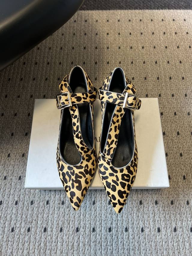 Khait*26Ss Pointed-Toe Single-Strap Metal Buckle Low-Heeled High Heels Featuring