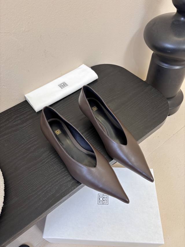 Toteme 25Ss Pointed-Toe Wedge Heels! Minimalist style, retro yet sophisticated!