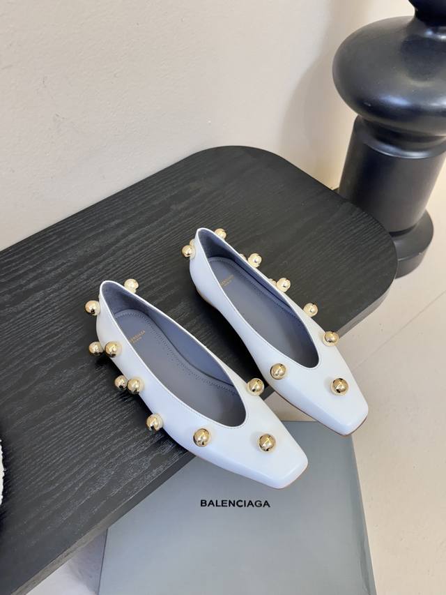 Balencia*A Balenciaga single shoes cater to the needs of women in summer and aut