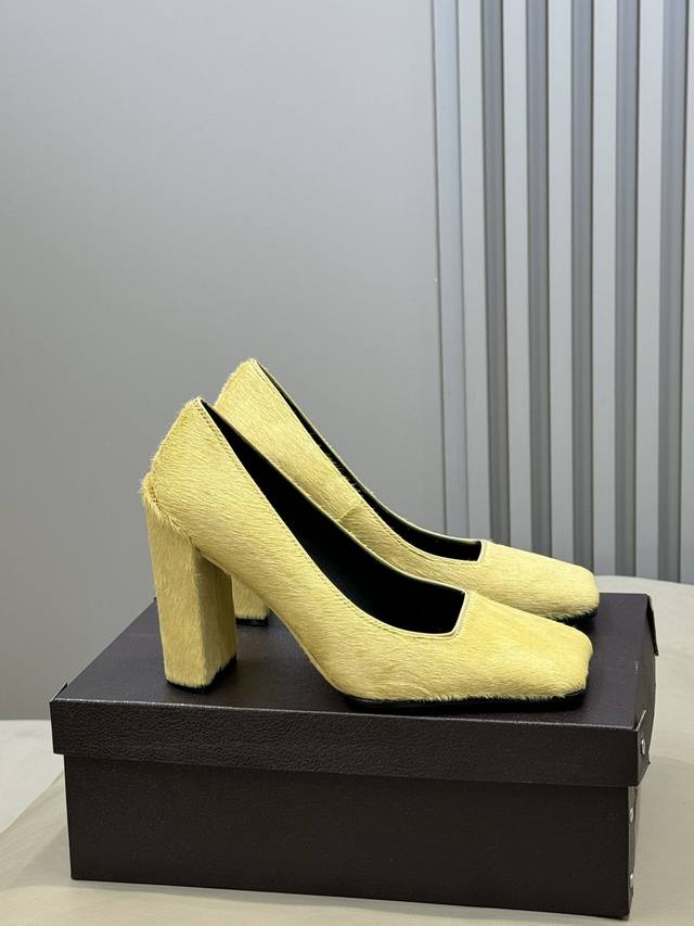 Alaia 26Ss Early Spring New Square Toe Suede High Heels These square toe high he