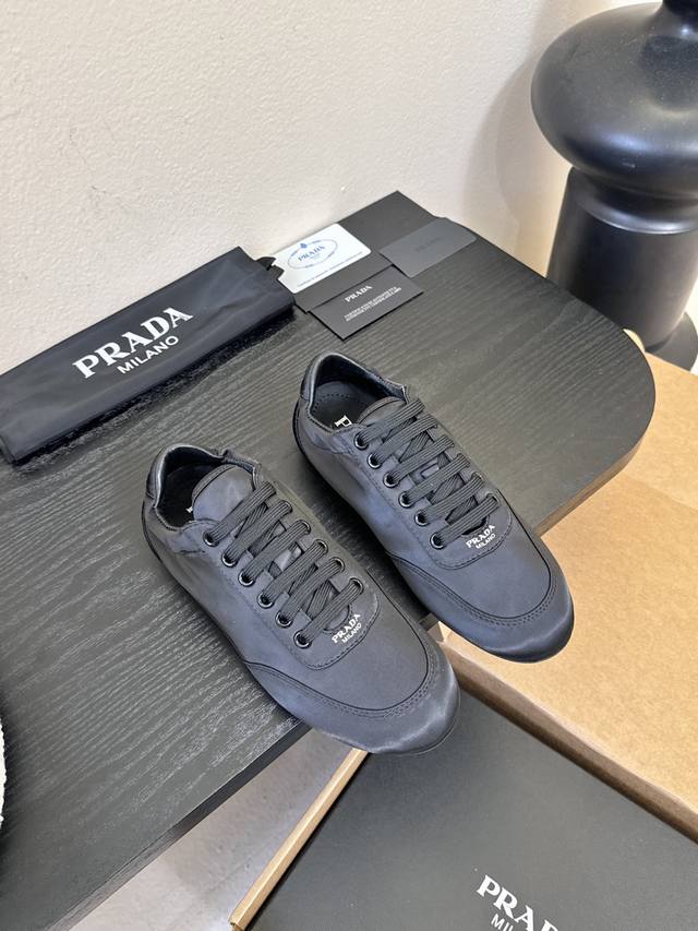 prad**Classic Retro German Training Shoes Casual Shoes Featuring a low-top, stre