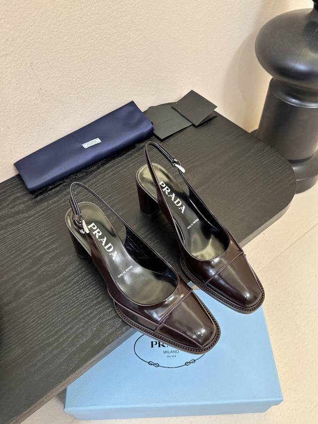 prad* New high heels Featuring a pointed toe design, these shoes are highly fash