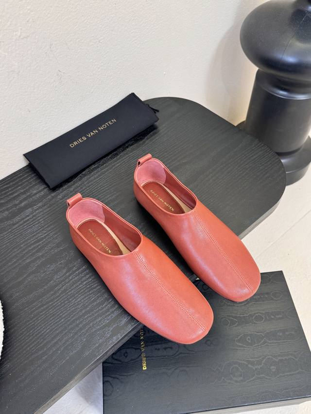 Driesvan Noten flat round-toe loafers! The upper design is sweet yet sophisticat