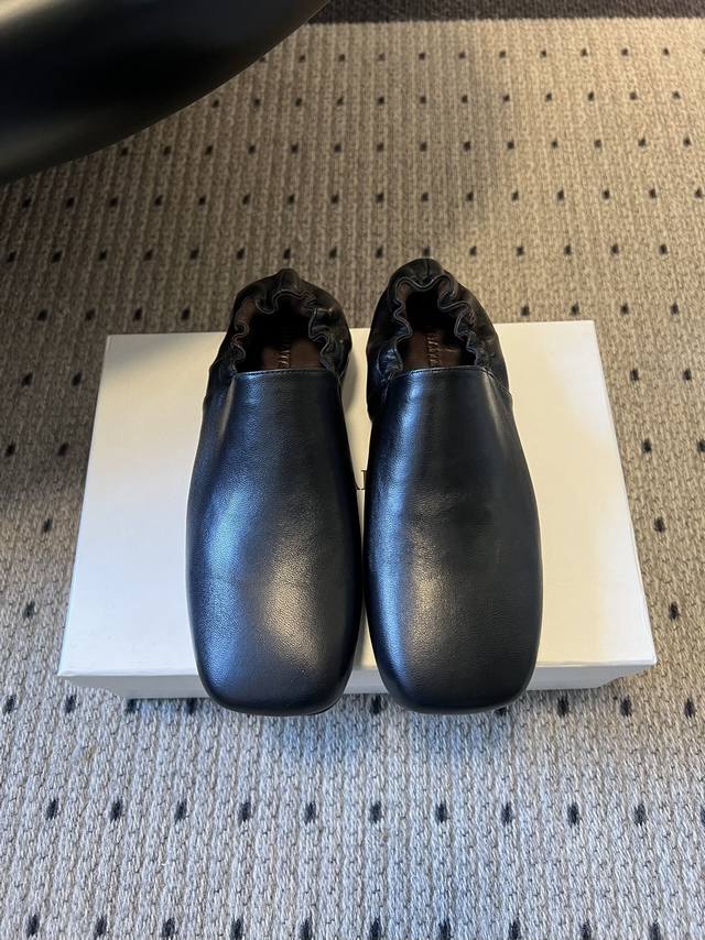 Khati* Autumn/Winter Retro Relaxed Feel Pleated Square Toe Flat Shoes The shoe o