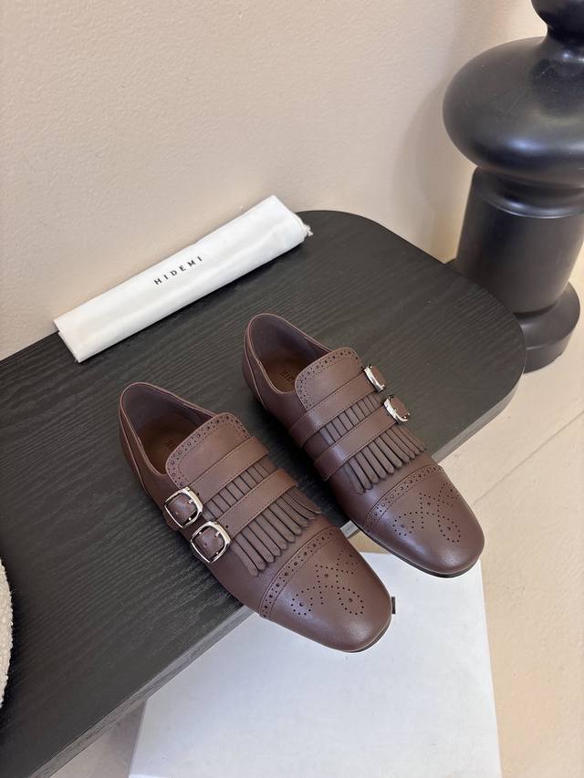 Hidem*25Ss Retro Baroque Style Flat Leather Shoes These shoes feature brogue det