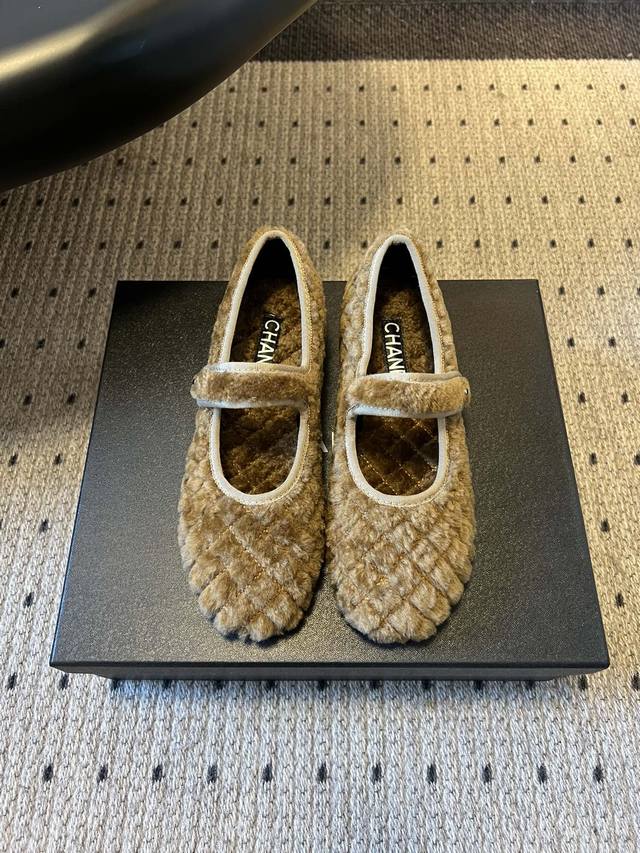 Chane*25Ss Retro Sweet Luxury Style Plush Mary Jane Shoes Continuing Chanel's cl