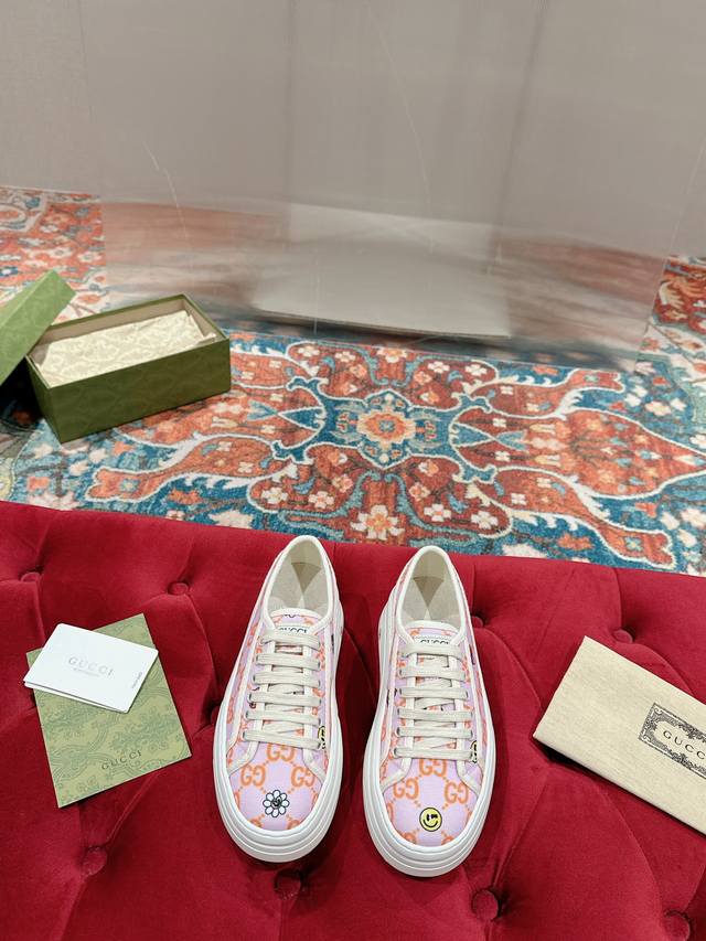Women's Top-Tier Version Gucci I's Latest Hot-Selling Sneakers of the Year. This