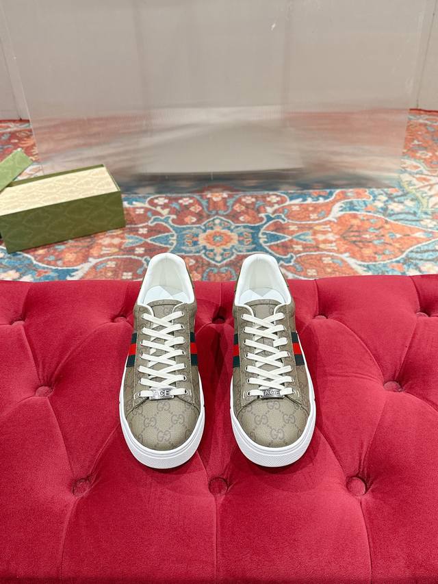 Female p Male p Gucci's latest Ace series bee white sneakers, couple's casual s