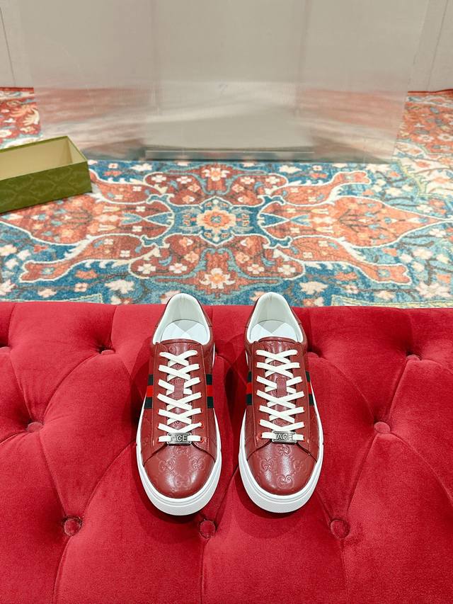 Female p Male p Gucci's latest Ace series bee white sneakers, couple's casual s