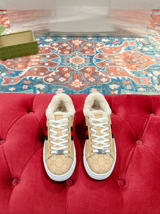 Female p Male p Gucci's latest Ace series bee white sneakers, couple's casual sp