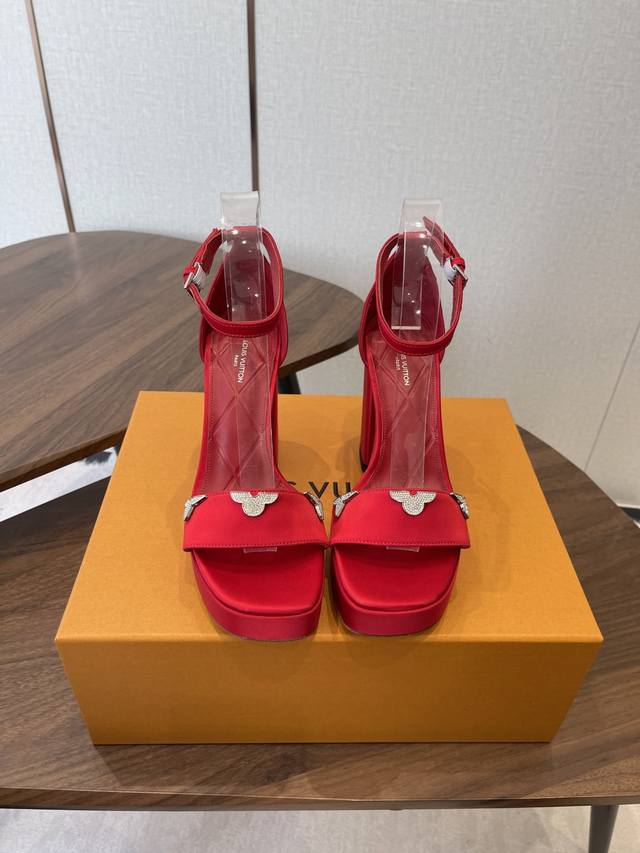 LV 2026 Spring/Summer New Arrival - Latest V-Shaped Hollow-Out Square Heel Platf