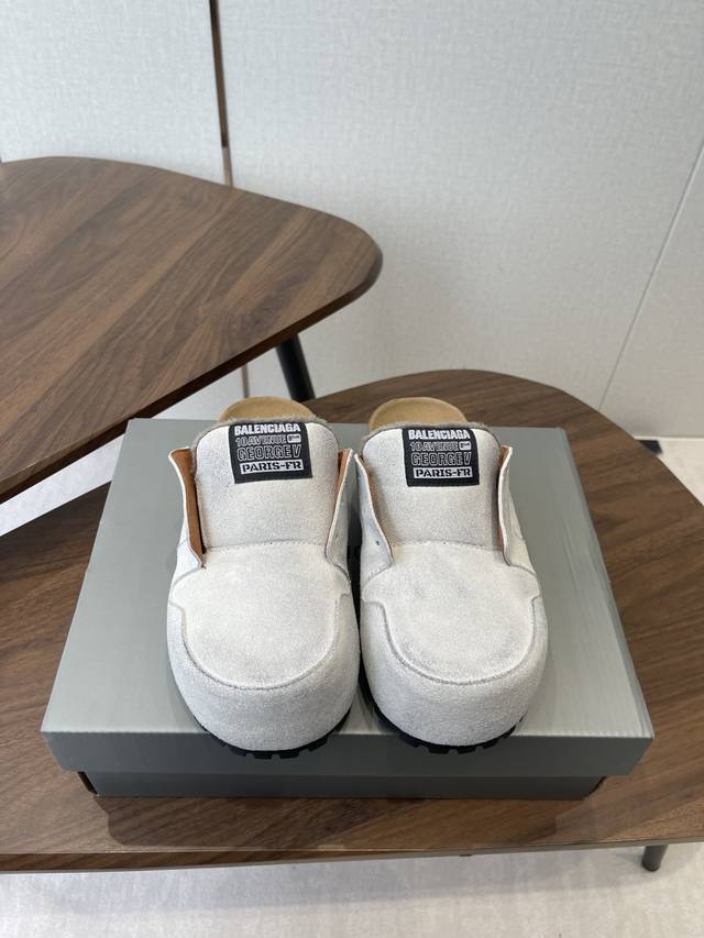 Balenciaga Spring 2026 Dumbo Mule Slip-on Mules kick off a retro, laid-back styl