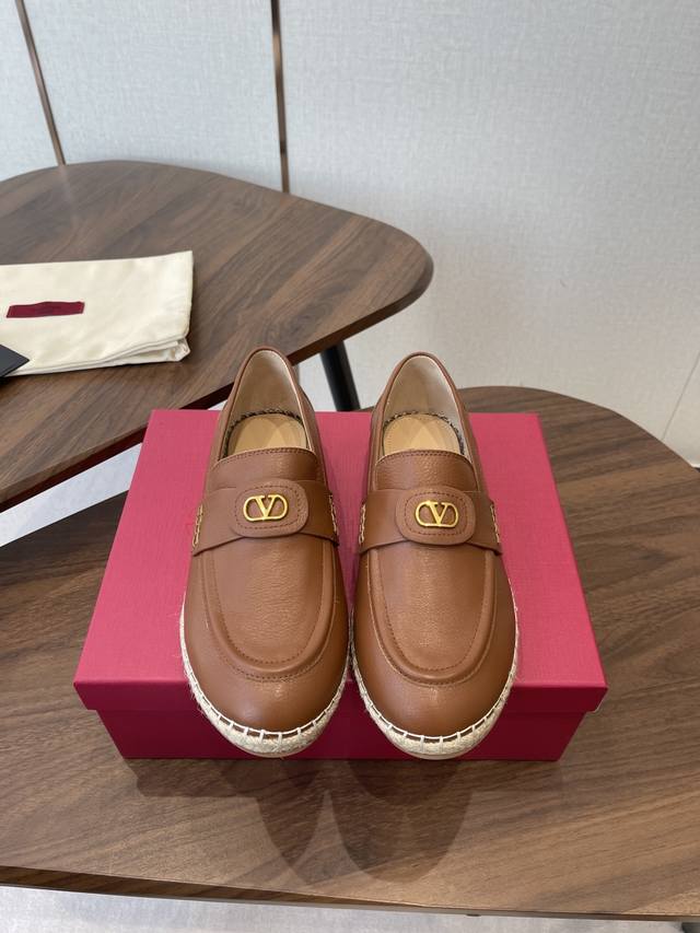 Valentino 26Ss Spring/Summer New V-Buck Loafers Valentino Garavani's classic "R