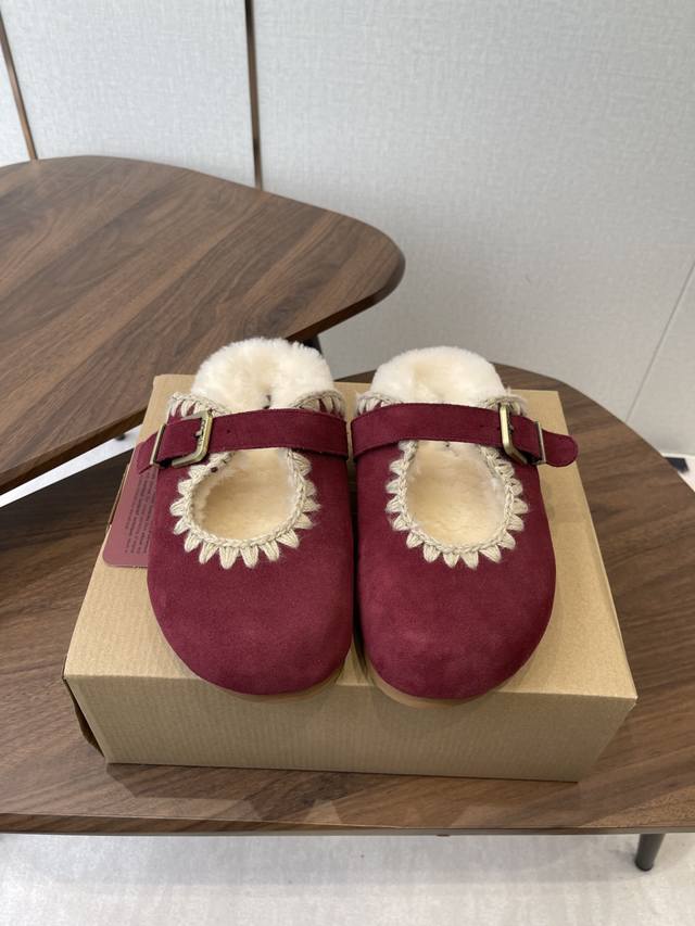 Mou, a trendy wool slip-on brand, boasts a highly recognizable shoe design style