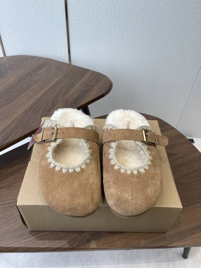 Mou, a trendy wool slip-on brand, boasts a highly recognizable shoe design style