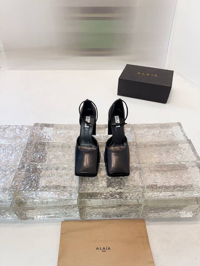 2025 Early Autumn New Arrival Alaia Minimalist Chic Chunky Heel Square Toe High-