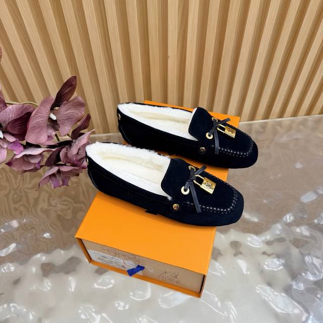 Louis Vuitton. A timeless classic, luxurious loafer with a classic gold clasp an
