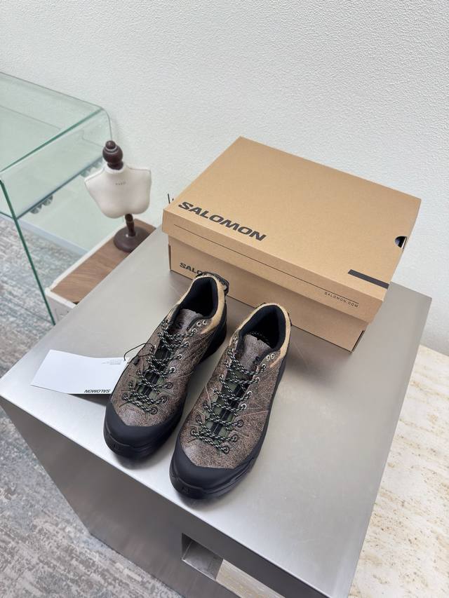 Salomon Hiking Boots, Men's and Women's Rock Series Item Men's Size 10 Mineral