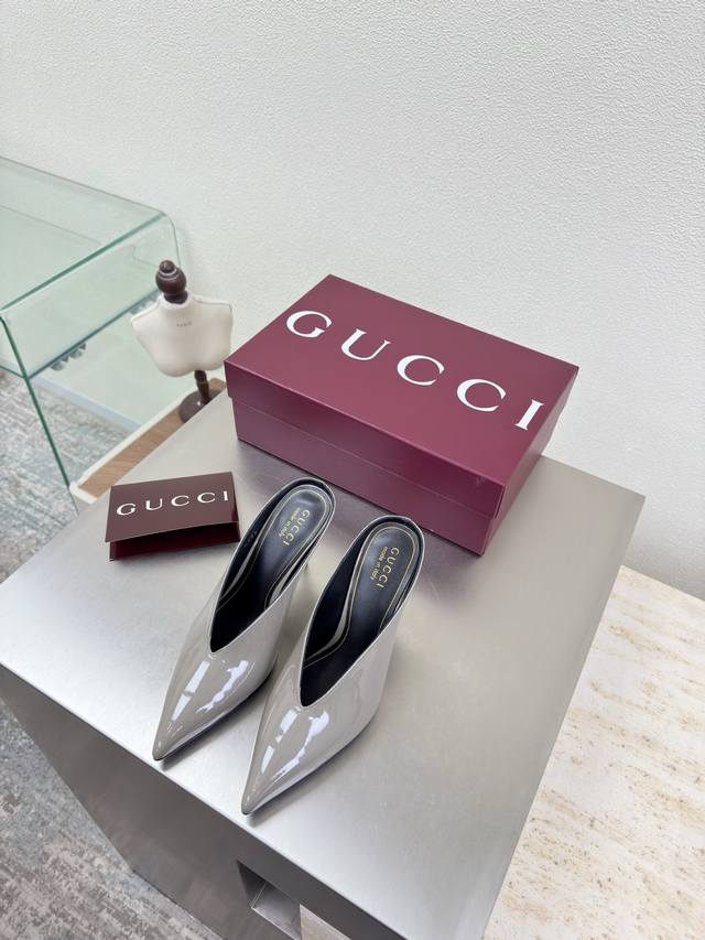 26 High-end Gucci pointed-toe mules, grey calfskin patent leather with saddle bu