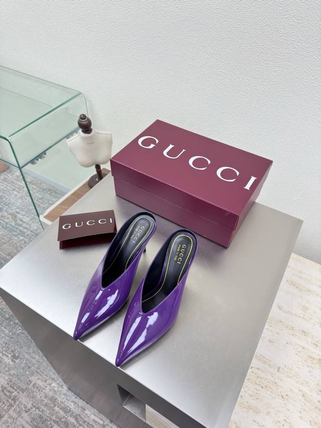 26 High-end Gucci pointed-toe slippers Violet calfskin patent leather saddle buc