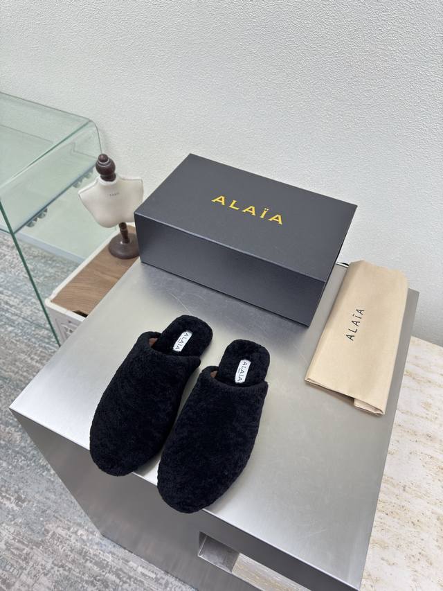 Slippers with lamb's wool upper Comfortable and warm Alaia From Paris, love at